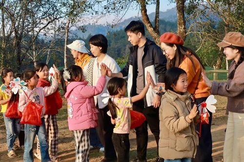 Khi du lịch trở thành cách người trẻ lan tỏa yêu thương