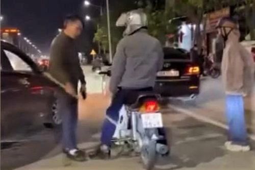 Công an làm việc với tài xế ô tô dùng gậy đe dọa người đi xe máy tại Hà Tĩnh