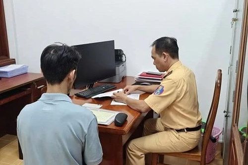 Tài xế ô tô nhận 'cái kết đắng' khi cố vượt rào chắn đường sắt