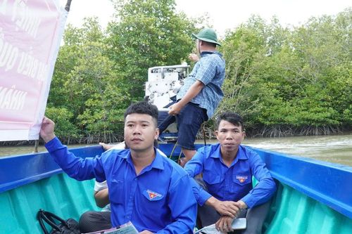 Tiếng loa trên sông tuyên truyền bầu cử ở vùng Đất Mũi