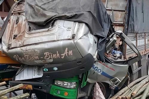 Xe tải biến dạng kỳ quái, phụ xe tử vong sau cú va chạm kinh hoàng trên quốc lộ