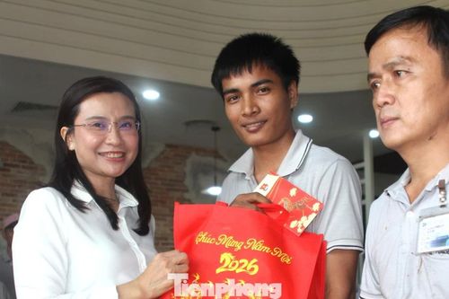 Bí thư T.Ư Đoàn Nguyễn Phạm Duy Trang thăm, tặng quà thanh niên công nhân