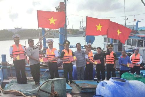 Ngư dân vào đảo Trường Sa để chuẩn bị bầu cử