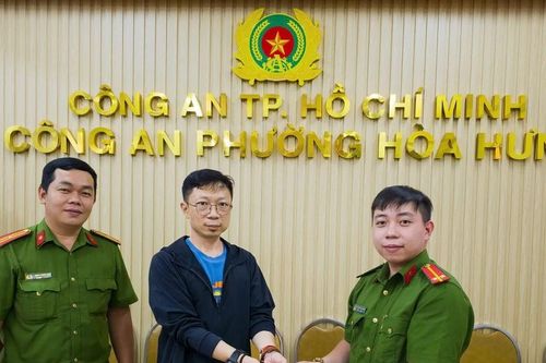 Người nước ngoài bị trộm sạch tài sản khi 'ngon giấc' trên vỉa hè
