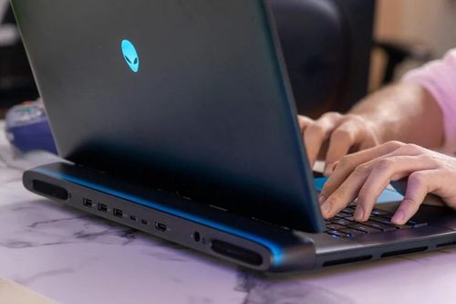Xăng dầu tăng giá do xung đột Trung Đông khiến người mua laptop thêm khốn khổ