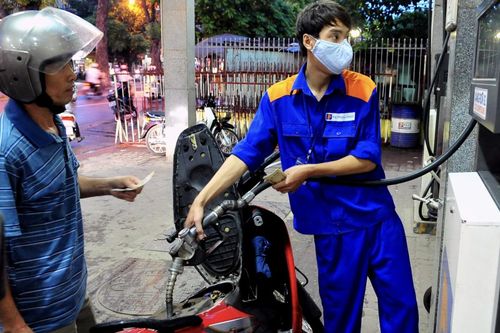 Vì sao giá xăng dầu giảm mạnh, có loại hạ tới gần 8.000 đồng/lít?
