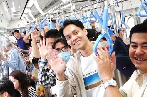 Vật giá leo thang, nhiều người trẻ chọn đi làm bằng tàu điện tiết kiệm chi phí