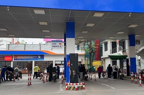 Cây xăng ở Hà Nội 'khác lạ' sau khi giá xăng dầu giảm mạnh
