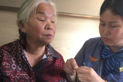 Nhặt được dây chuyền vàng trên tàu, nữ tiếp viên có hành động bất ngờ