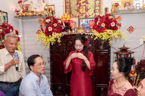 Khoảnh khắc trưởng tộc khóc nghẹn trong lễ xuất giá của cháu gái gây xúc động