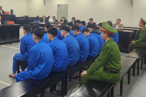 Nhóm 'quái xế' mang đinh ba rượt đuổi, đâm người trọng thương ở Hà Nội