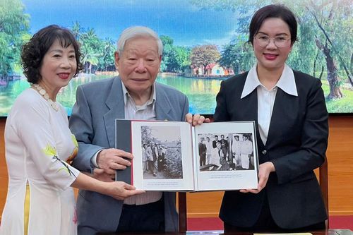 Tiếp nhận hơn 70 ảnh tư liệu quý về Chủ tịch Hồ Chí Minh tại Phủ Chủ tịch