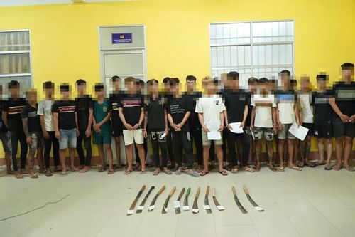 Bắt nhóm đối tượng dùng dao tự chế 'gây rối trật tự công cộng'