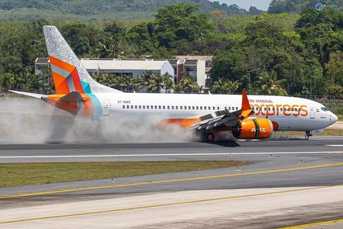 Tình huống chiếc Boeing 737-300 gãy càng khi hạ cánh khiến 18.000 hành khách bị ảnh hưởng