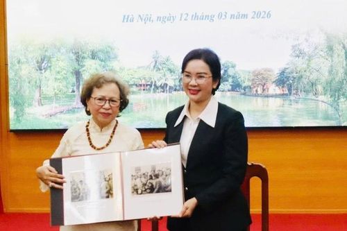 Tiếp nhận nhiều bức ảnh tư liệu quý về Chủ tịch Hồ Chí Minh