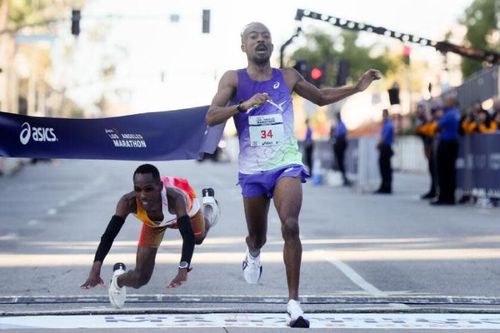 Khán giả 'làm loạn', khiến nam VĐV mất chức vô địch marathon vì kém 0,18 giây