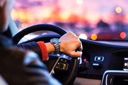 Có nên về số N khi xe số tự động đang chạy?