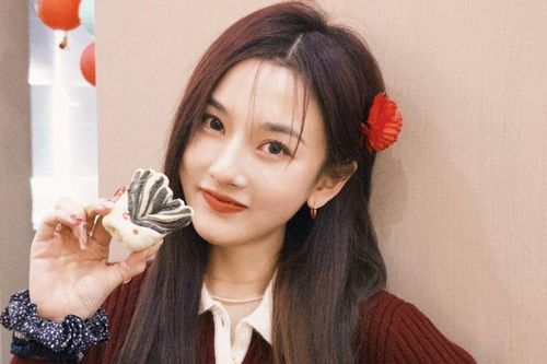 Chia tay Lưu Vũ Ninh, Tống Tổ Nhi sánh đôi bên người mới