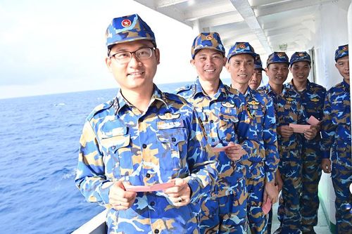 Vùng 2 Hải quân hoàn thành bầu cử sớm trên biển sau 15 ngày vượt sóng
