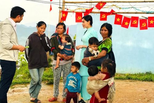 Những cô giáo vùng cao 'gõ cửa từng nhà' tuyên truyền bầu cử
