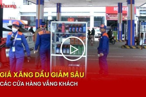 Giá xăng dầu giảm sâu, các cửa hàng vắng khách