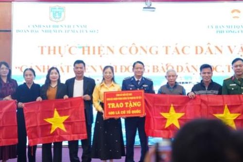 Tặng quà Mẹ Việt Nam anh hùng và tuyên truyền pháp luật biển đảo
