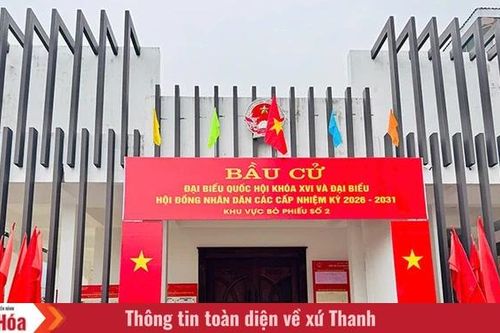 Xã Mường Lát phun khử khuẩn tại các khu vực bỏ phiếu