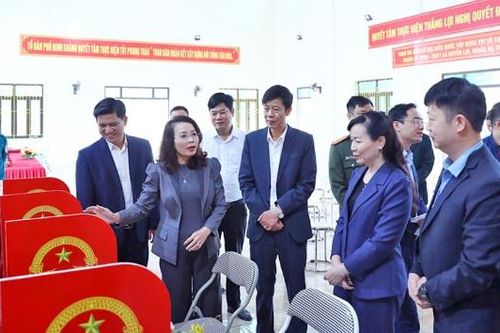 Phó Bí thư Thường trực Tỉnh ủy Nguyễn Thị Hương kiểm tra công tác chuẩn bị bầu cử