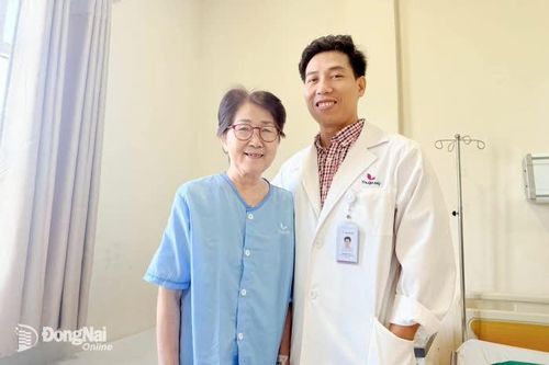 Bơm xi măng sinh học điều trị thành công ca gãy xương cùng hiếm gặp