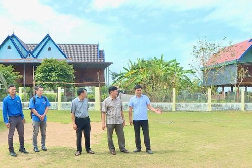 Báo và phát thanh, truyền hình Gia Lai khảo sát chuẩn bị chương trình hỗ trợ người dân tại hai buôn kết nghĩa