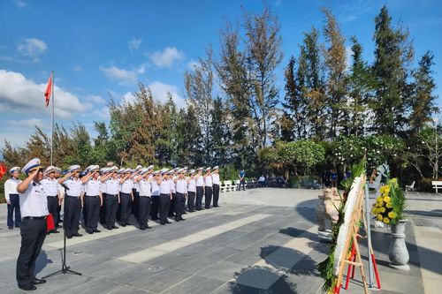 Trung đoàn 196 Hải quân tổ chức dâng hương tại Khu tưởng niệm chiến sĩ Gạc Ma