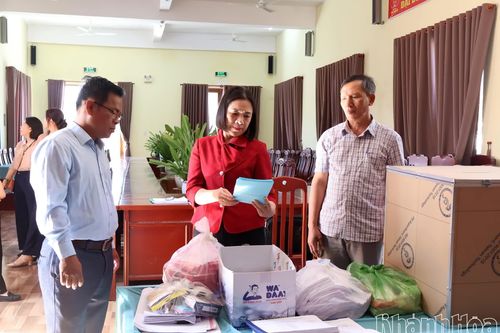 Phó Chủ tịch Thường trực Ủy ban MTTQ Việt Nam tỉnh Trần Thu Mai kiểm tra công tác chuẩn bị bầu cử tại xã Ninh Phước