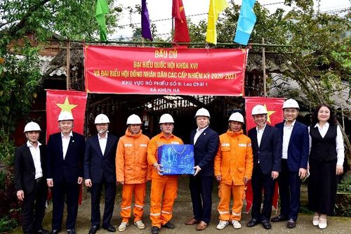 Công đoàn Tổng Công ty Điện lực miền Bắc thăm, tặng quà Đội quản lý Điện lực khu vực Bình Lư và một số tổ trực đảm bảo cấp điện phục vụ bầu cử