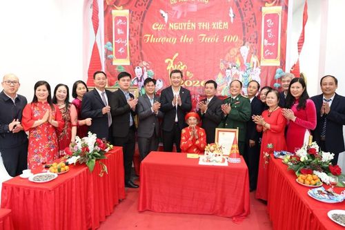 Đồng chí Chủ tịch UBND tỉnh thăm, chúc thọ các cụ 100 tuổi tại phường Đông Kinh và Tam Thanh