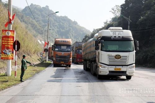 Phương tiện thông quan qua đường chuyên dụng vận chuyển hàng hóa Tân Thanh (Việt Nam) - Pò Chài (Trung Quốc) tăng cao