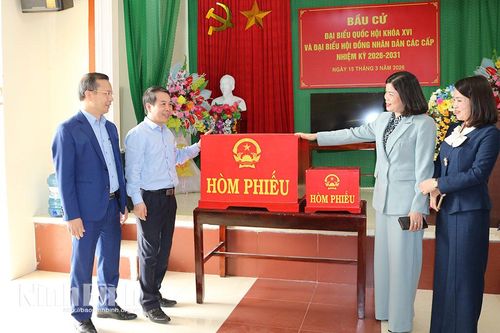 Đồng chí Phó Chủ tịch Thường trực HĐND tỉnh Bùi Hoàng Hà kiểm tra công tác chuẩn bị bầu cử tại các địa phương