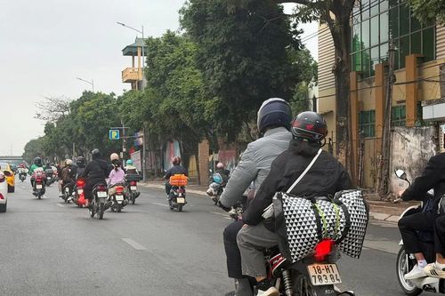 Xe máy điện trở nên hấp dẫn hơn khi giá xăng tăng