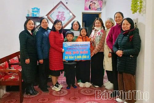 Vòng tay yêu thương của 'Mẹ đỡ đầu'