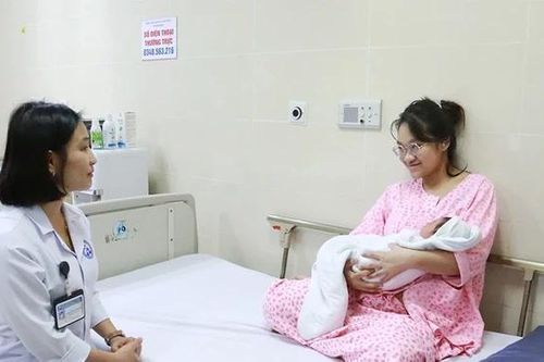 Những 'bông hoa trắng' tận tụy vì sức khỏe Nhân dân