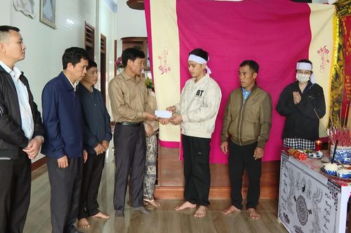 Thăm hỏi, động viên gia đình các ngư dân bị thiệt mạng do chìm tàu trên biển