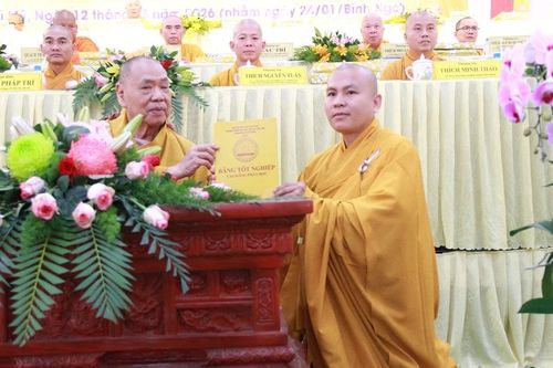 Ban Giám hiệu trao Bằng tốt nghiệp cho Tăng Ni sinh Trường Trung cấp Phật học Đại Tòng Lâm