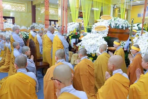Vĩnh Long: Phân ban Ni giới T.Ư viếng tang Ni trưởng Thích nữ Hải Nghĩa