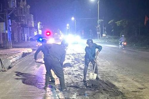 Công an Ninh Bình nhanh chóng thu gom đất rơi vãi, đảm bảo an toàn giao thông
