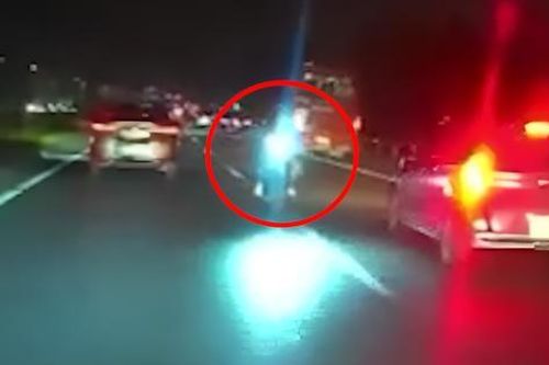 Xe máy đi ngược chiều trên cao tốc khiến nhiều tài xế ô tô phanh gấp