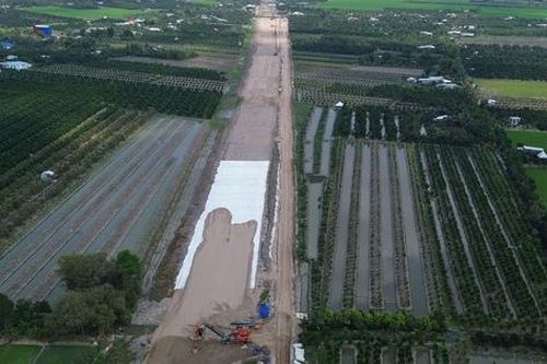 Khẩn trương di dời đường điện 220kV, đẩy nhanh thi công cao tốc Mỹ An - Cao Lãnh