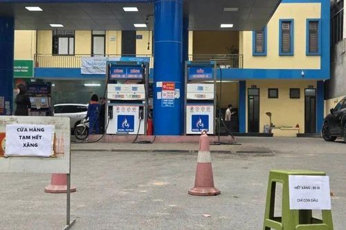 Thương nhân kinh doanh xăng dầu được phép tạm ngừng bán hàng khi nào?