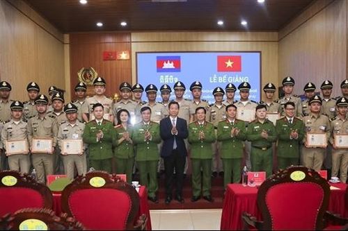 Bế giảng khóa bồi dưỡng 'Huấn luyện và sử dụng chó nghiệp vụ' cho cán bộ Bộ Nội vụ Campuchia