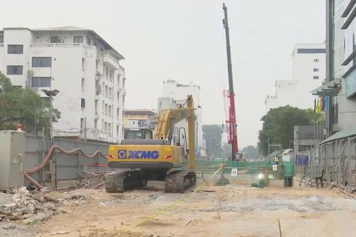 Rào chắn đoạn đường Trần Hưng Đạo để thi công ga ngầm