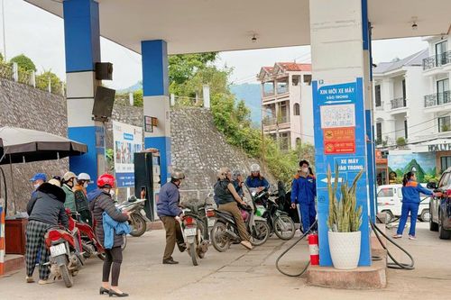 Xăng, dầu tăng giá: Người dân mua theo nhu cầu, không tích trữ