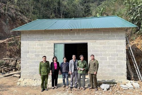 Xã Canh Tân trao kinh phí hỗ trợ xây dựng nhà ở cho hộ nghèo